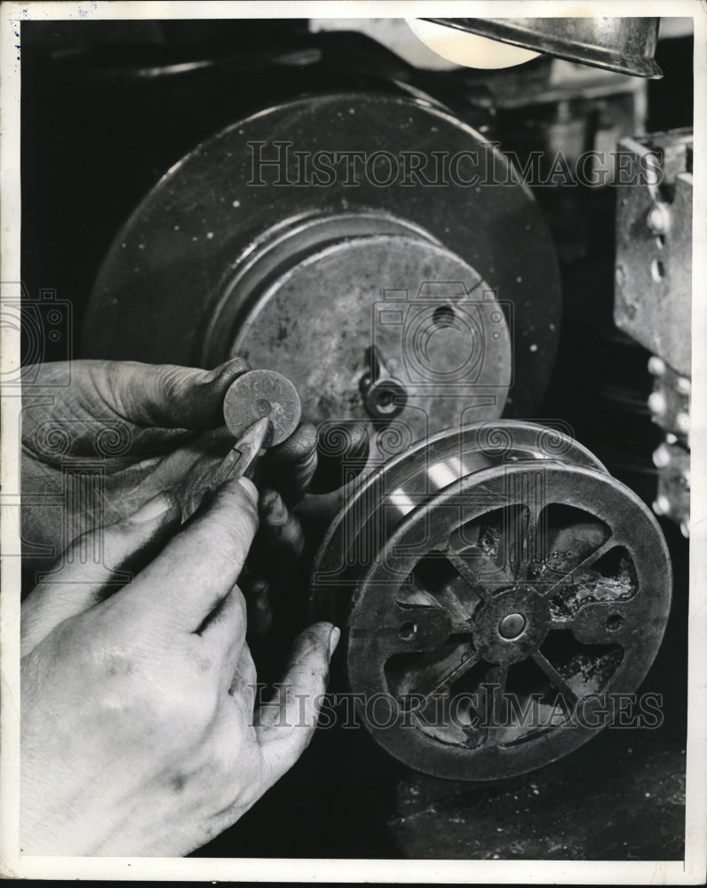 1941 Press Photo Westinghouse Lamp Div tungsten wire for bulbs