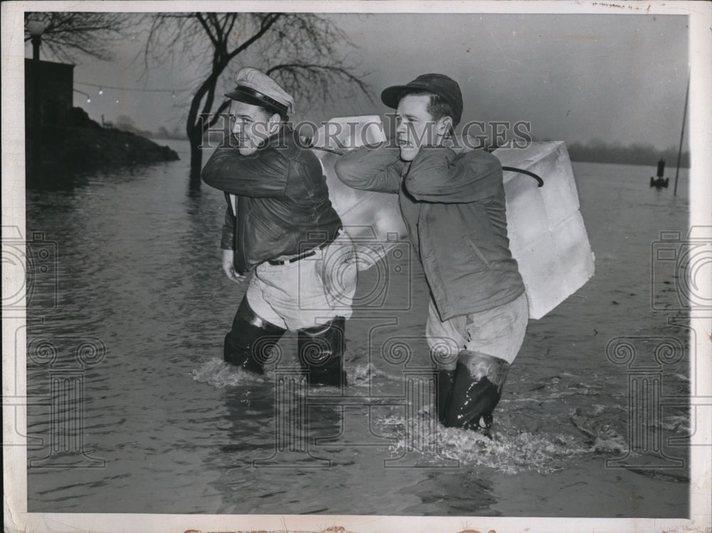 1948 Press Photo Flood Waters Wont Stop These Men From getting Their Ice