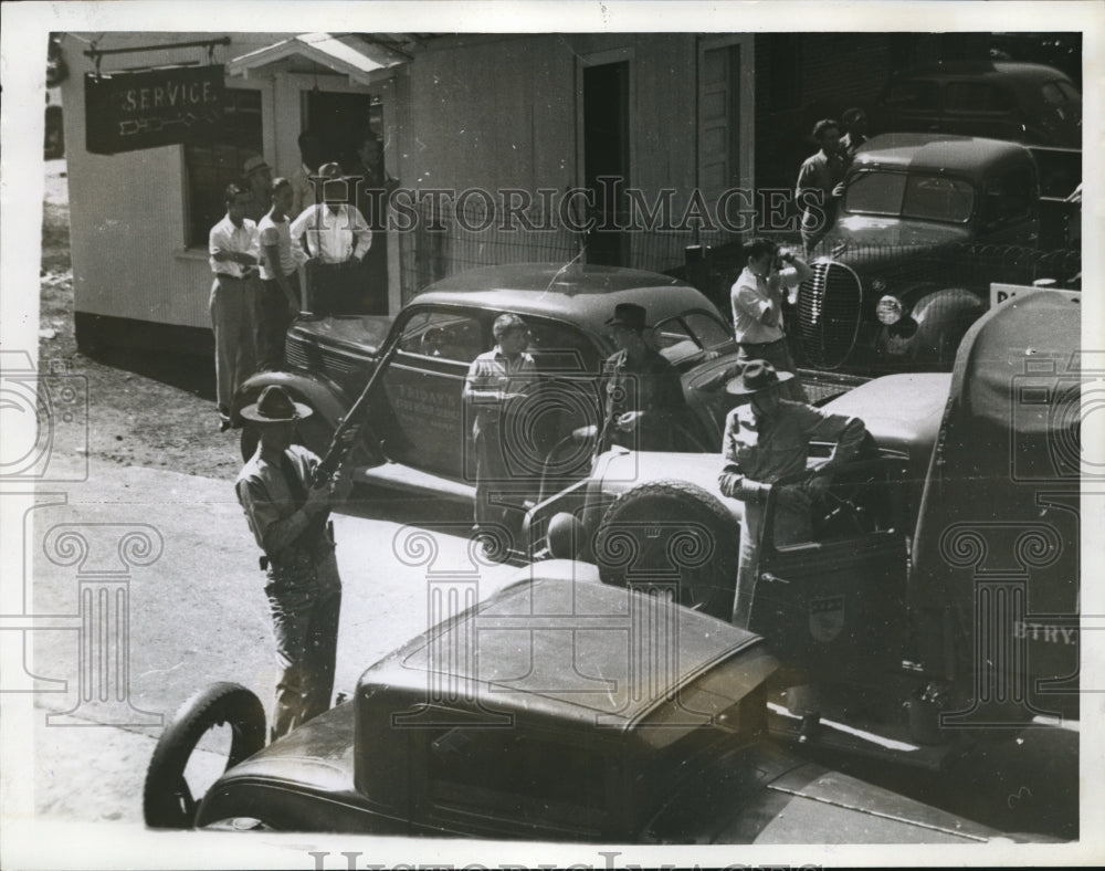 1939 Press Photo Guardsman inspects rifle on Harlan Street