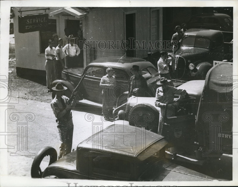 Load image into Gallery viewer, 1939 Press Photo Guardsman inspects rifle on Harlan Street
