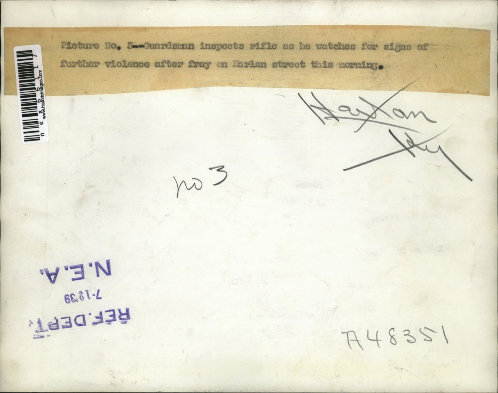 1939 Press Photo Guardsman inspects rifle on Harlan Street