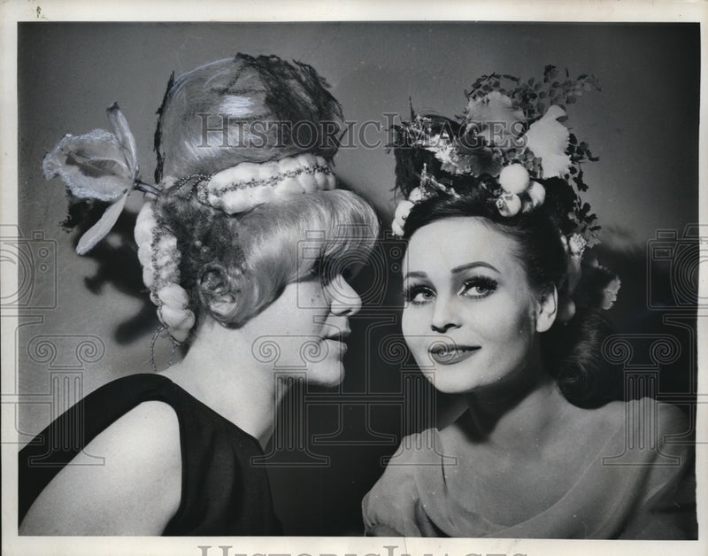 Load image into Gallery viewer, 1963 Press Photo Paris France, spring coifs by Molinario
