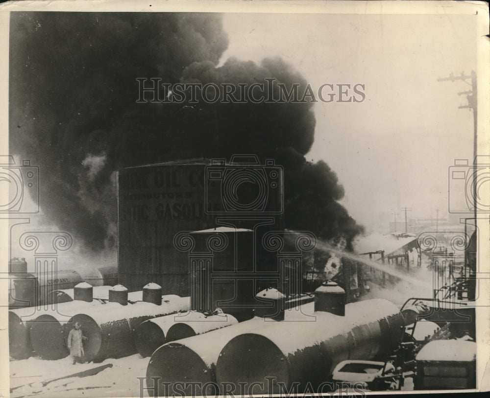 1930 Press Photo Firemen Work Oil Tank Fire Solino Oil Company, Cleveland