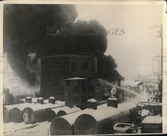 1930 Press Photo Firemen Work Oil Tank Fire Solino Oil Company, Cleveland