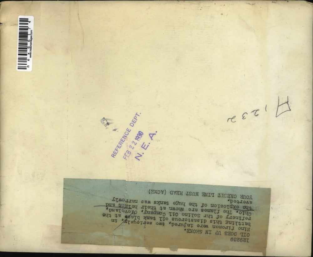 1930 Press Photo Firemen Work Oil Tank Fire Solino Oil Company, Cleveland