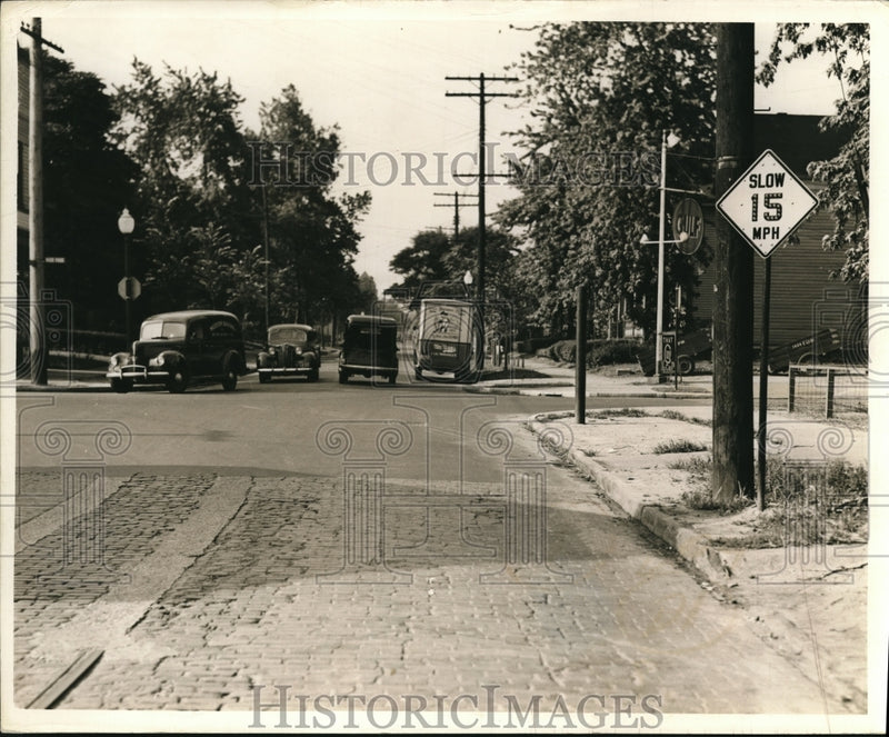 Load image into Gallery viewer, 1941 Press Photo East 65 Looking South With Automobiles
