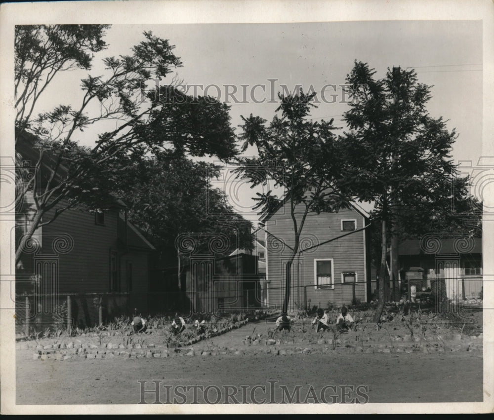 1982 Press Photo Playhouse Settlement Park Flower Garden Neighborhood Children
