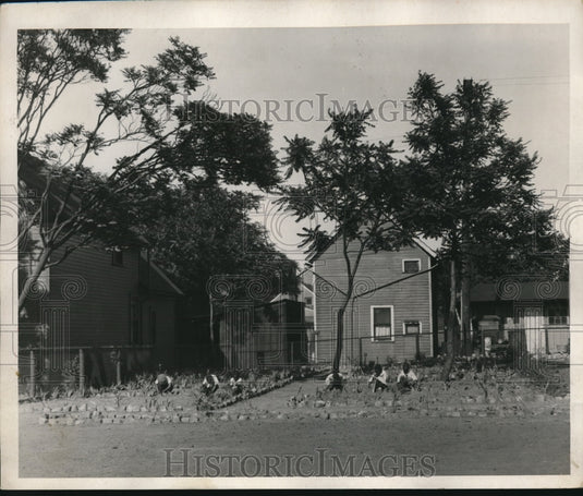 1982 Press Photo Playhouse Settlement Park Flower Garden Neighborhood Children