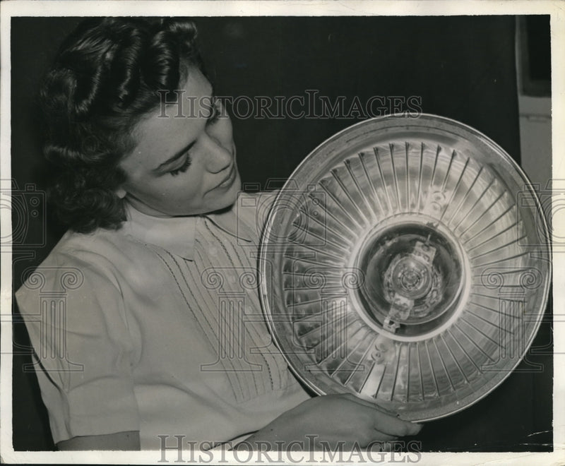 Load image into Gallery viewer, 1940 Press Photo Virginia Peck new aluminum reflector for street lamps
