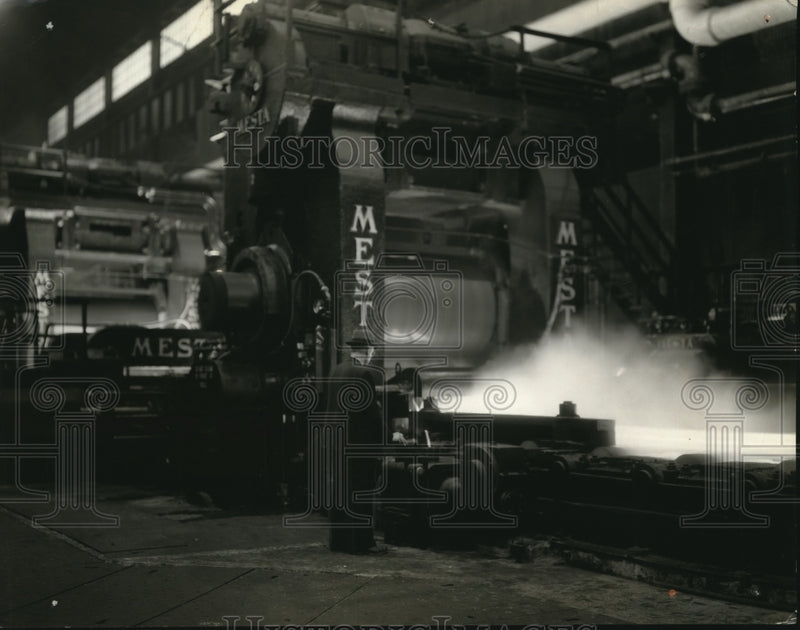 Load image into Gallery viewer, 1936 Press Photo Mest Machine in operation
