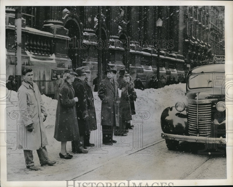 Load image into Gallery viewer, 1944 Press Photo Toronto's new Traffic by-law
