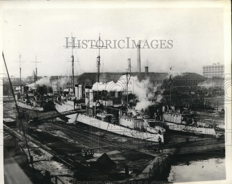 Load image into Gallery viewer, 1940 Press Photo Charleston Navy Yard - nex66313
