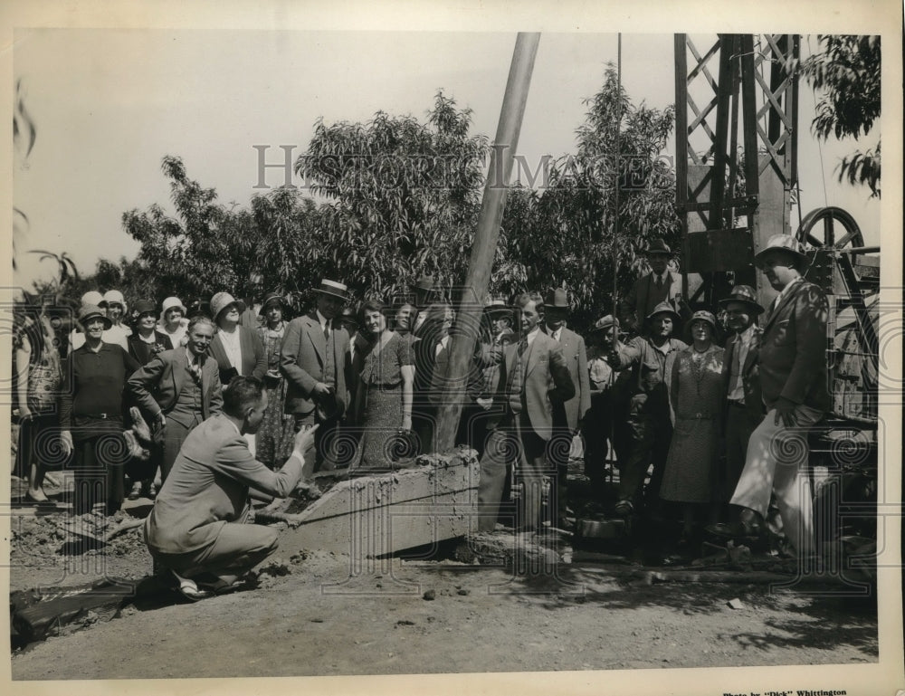 1931 Press Photo Drilling of Helium Well near Los Angeles. Mrs. Mercer is shown