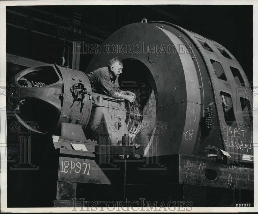 1943 Press Photo Westinghouse Electric Co waterwheel generator power Army camps