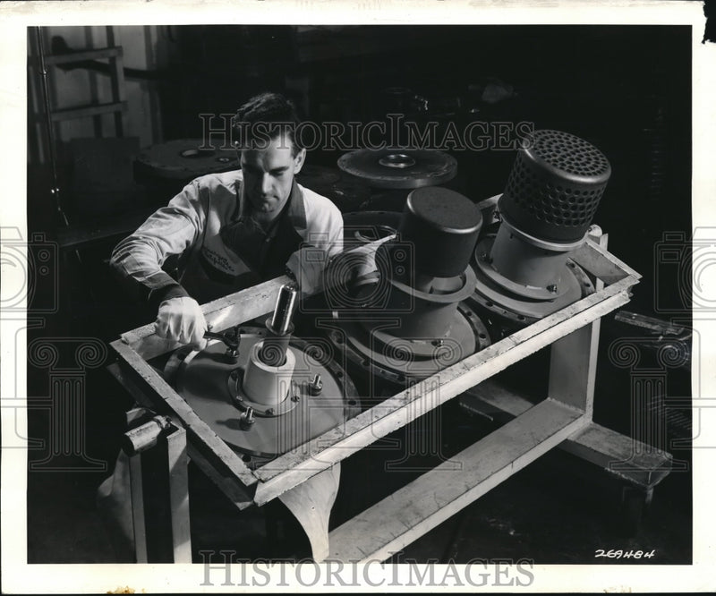 Load image into Gallery viewer, 1942 Press Photo Assembly of Ignitrons at Westinghouse. - nex66345
