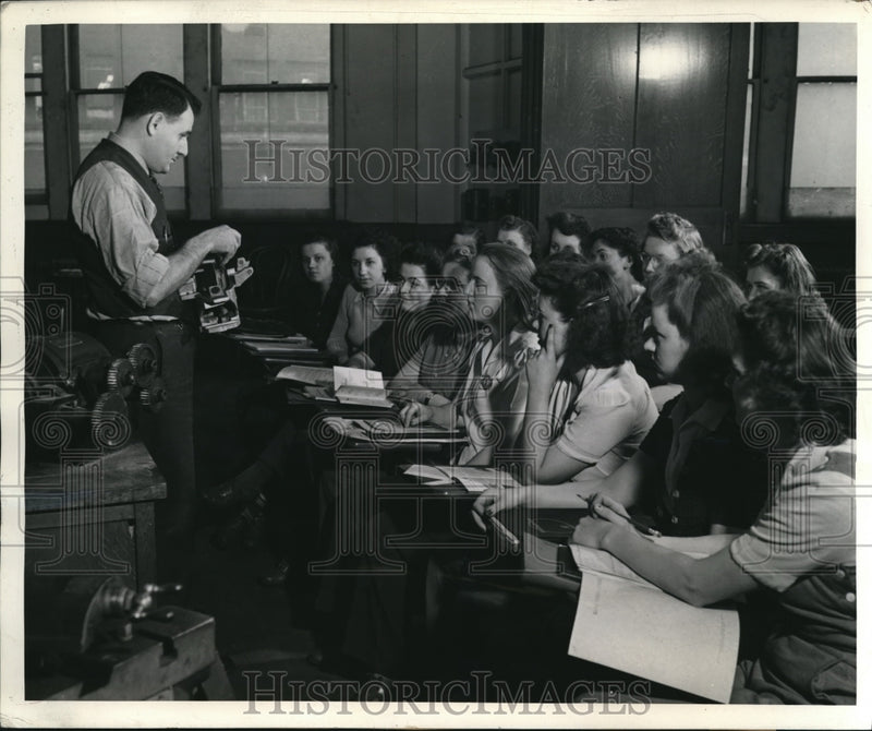 Load image into Gallery viewer, 1943 Press Photo Pittsburgh Pa Westinghouse Mfg Co,Ray Carosso teaches women
