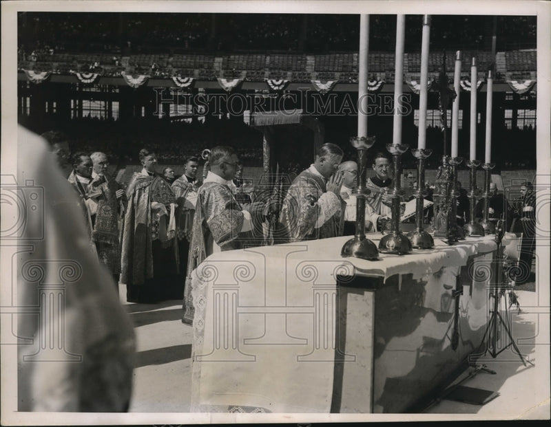 Load image into Gallery viewer, 1935 Press Photo The 7th National Eucharistic Congress at Cleveland, Ohio
