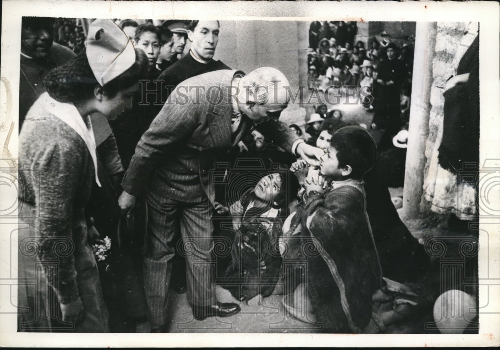 1941 Press Photo Pres. Manuel Prado of Peru w/ 2 little Indian boys
