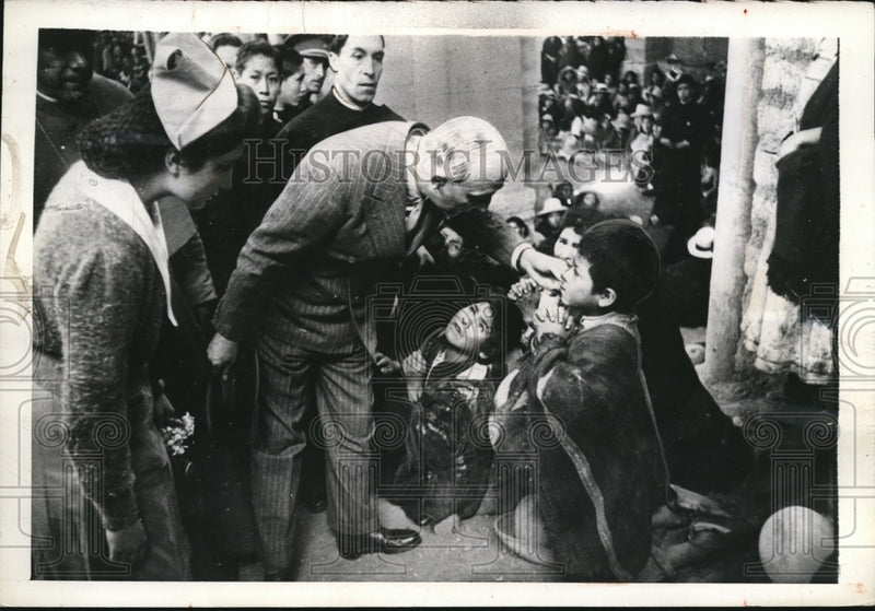Load image into Gallery viewer, 1941 Press Photo Pres. Manuel Prado of Peru w/ 2 little Indian boys
