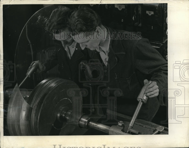 Load image into Gallery viewer, 1940 Press Photo Raymond Dillen of Westinghouse Electric &amp; Manufacturing Company
