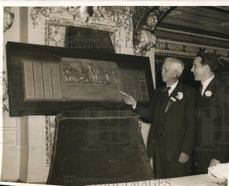 Load image into Gallery viewer, 1941 Press Photo Eugene D. Funk and Leonard K. Firestone
