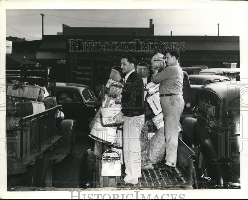 Load image into Gallery viewer, 1941 Press Photo Harry Shafran and Charles Manoleas loading truck
