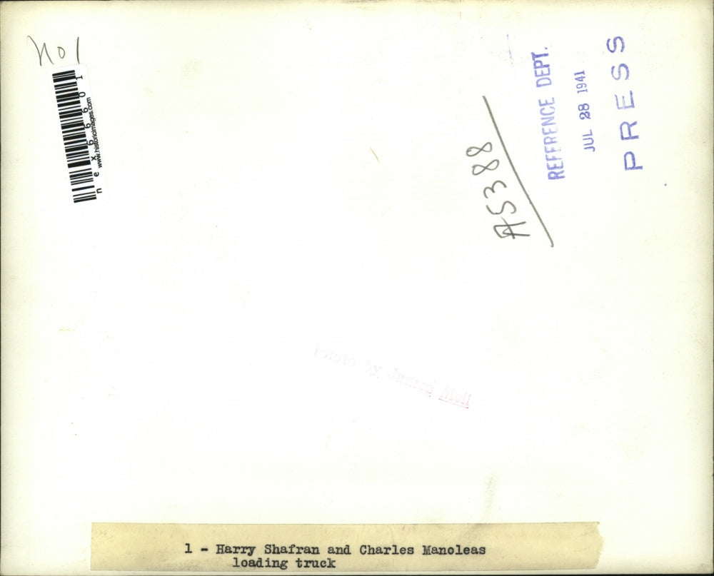 1941 Press Photo Harry Shafran and Charles Manoleas loading truck