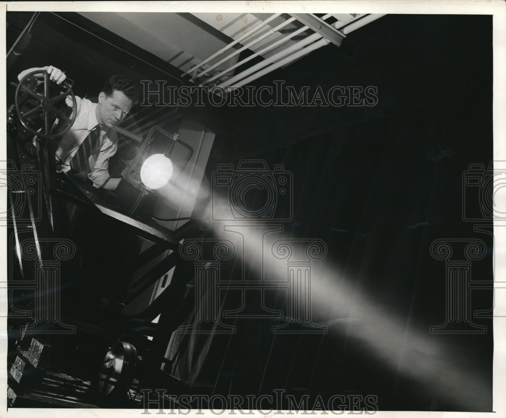 1943 Press Photo Westinghouse Lab sealed beam airplane landing light testing