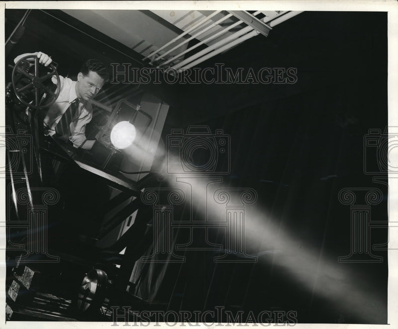 Load image into Gallery viewer, 1943 Press Photo Westinghouse Lab sealed beam airplane landing light testing
