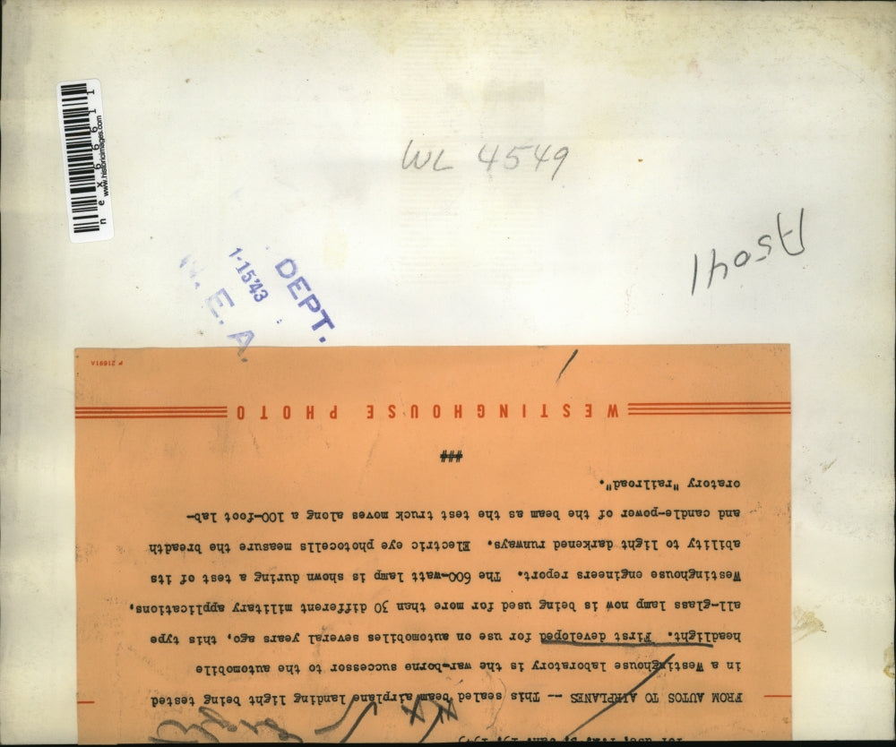 1943 Press Photo Westinghouse Lab sealed beam airplane landing light testing