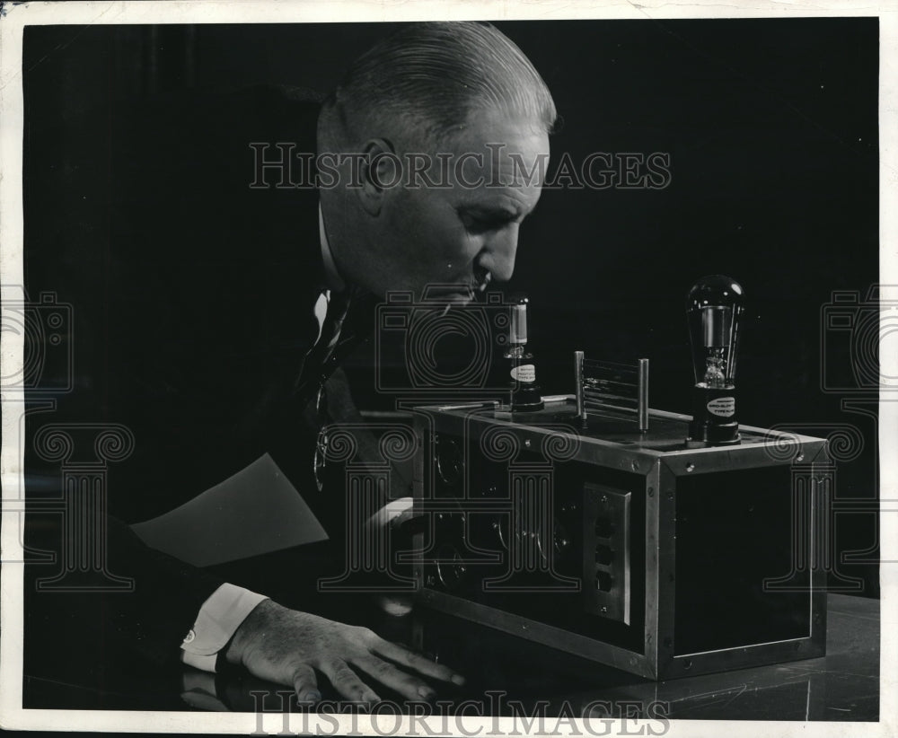 1940 Press Photo Westinghouse Lab,Dr Phillips Thomas electric lamp human breath