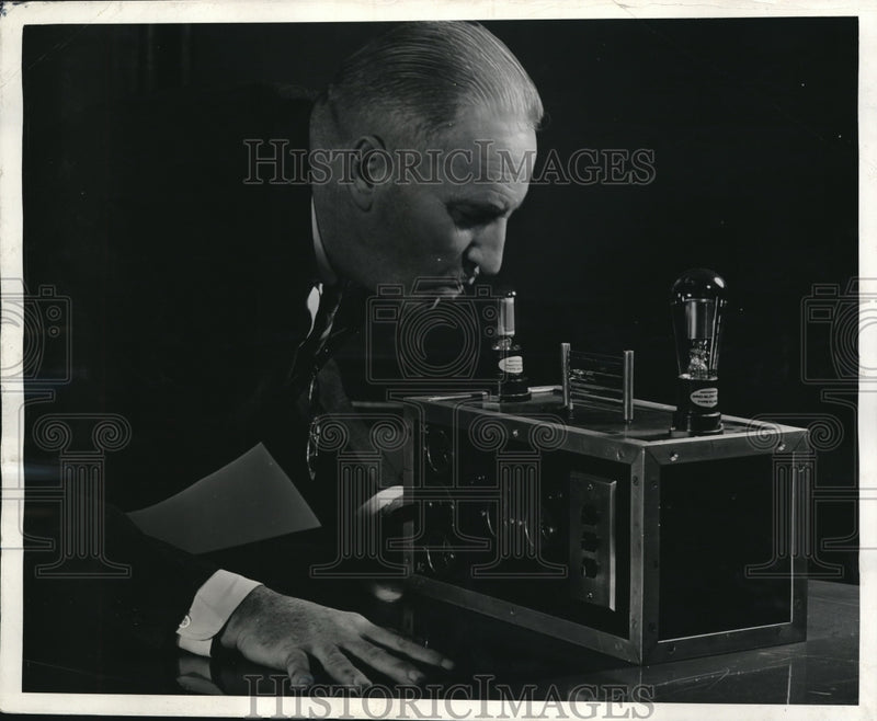 Load image into Gallery viewer, 1940 Press Photo Westinghouse Lab,Dr Phillips Thomas electric lamp human breath
