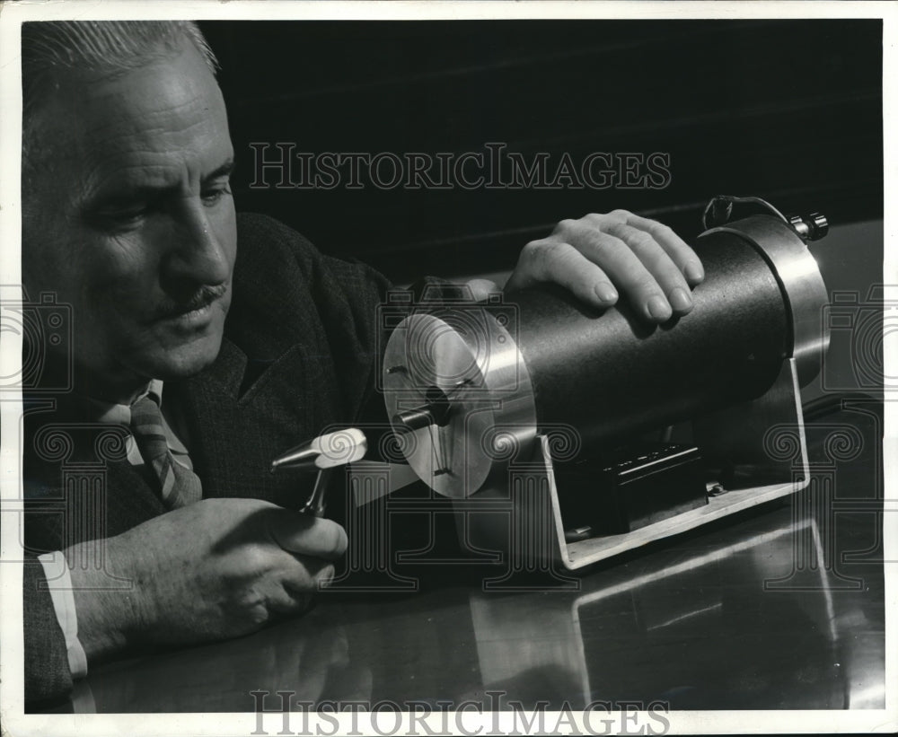 1940 Press Photo Westinghouse Lab,Dr Phillips Thomas magnetized rod rings