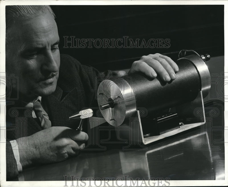Load image into Gallery viewer, 1940 Press Photo Westinghouse Lab,Dr Phillips Thomas magnetized rod rings
