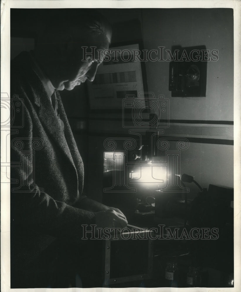 1940 Press Photo Westinghouse Lab,Dr Thomas ultraviolet ray kills bacteria