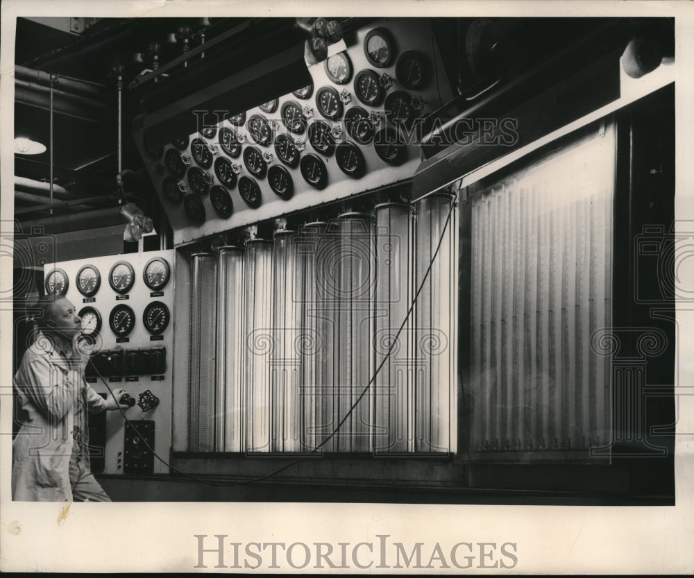 1950 Press Photo Westinghouse Lab, test jet engine fuel system check of flow