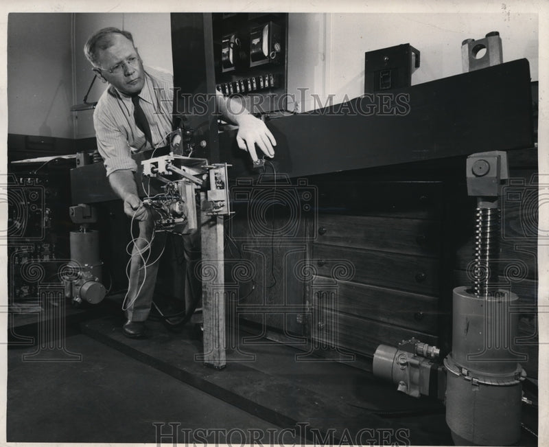 Load image into Gallery viewer, 1947 Press Photo Westinghouse Lab,railroad tilt system allow level transporation
