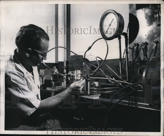 1947 Press Photo Westinghouse Lab, railroadsystem bump test for level transport