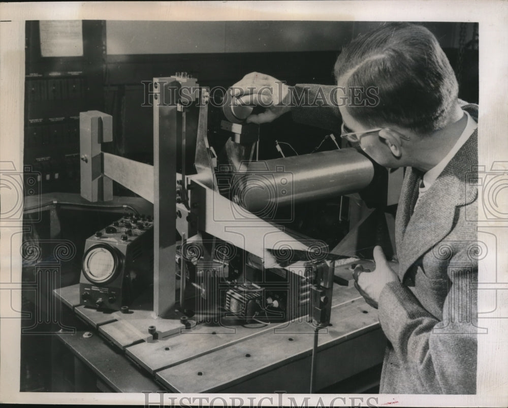 1948 Press Photo Westinghouse research scientist, William P. Welch