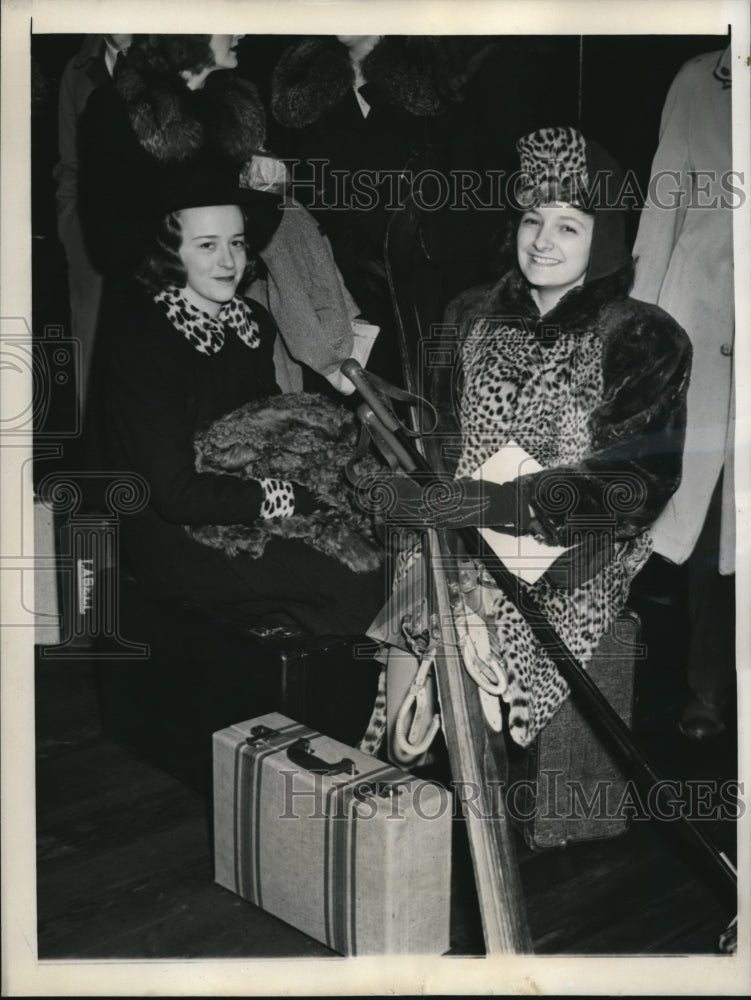 Load image into Gallery viewer, 1941 Press Photo Jane Wilson &amp; Jacky Borre at Dartmouth Winter Carnival
