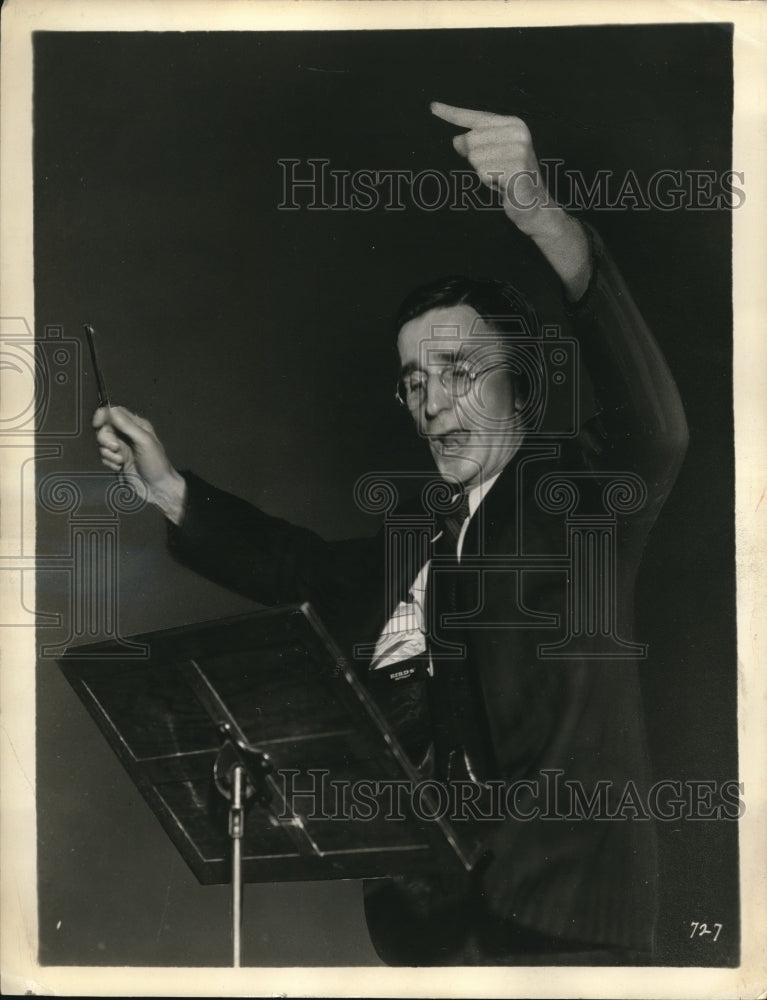 1934 Press Photo Tom Lewis, ex coal miner, directs Chrysler Male Choir on WABC