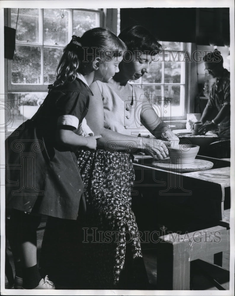 1959 Press Photo Mrs Rowland Porch making potters wheel bowl, artist Jim Achuff