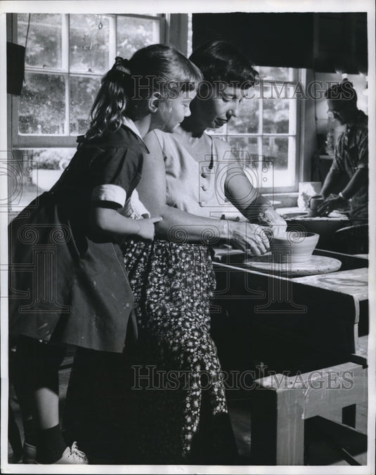 1959 Press Photo Mrs Rowland Porch making potters wheel bowl, artist Jim Achuff