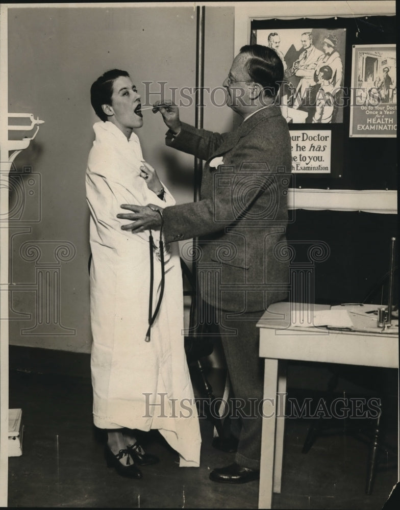 Load image into Gallery viewer, Press Photo Doctor with patient - nex66734
