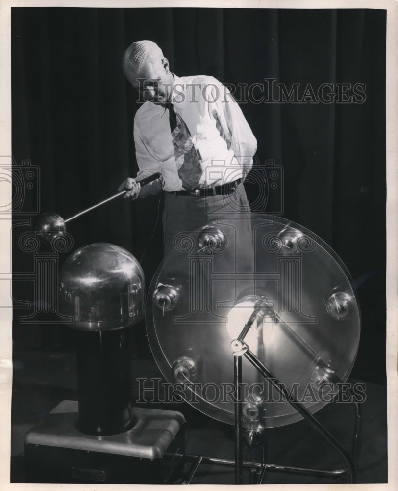 1950 Press Photo Westinghouse "Theatre of the Atom" atom smashing demo