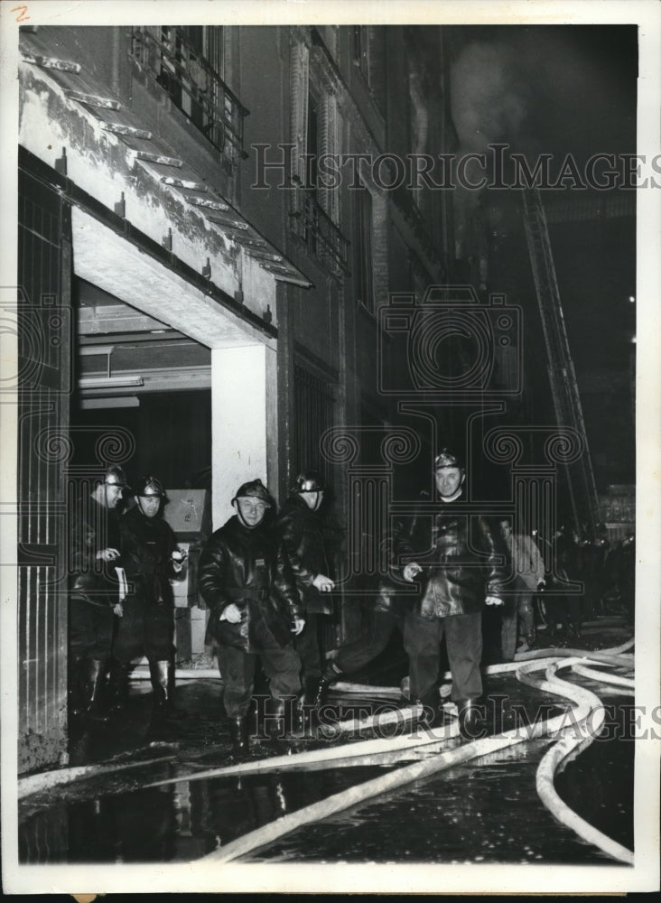 1960 Press Photo Paris France, Firemen respond to a huge fire on Rue Sedaine