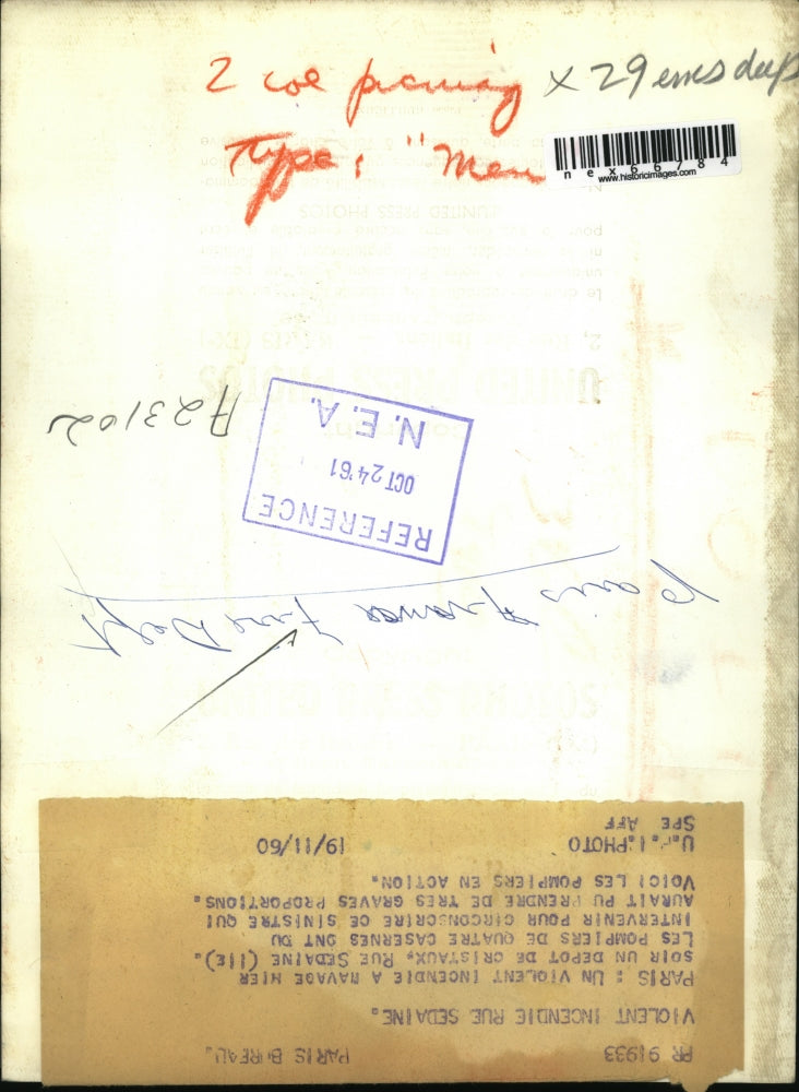 1960 Press Photo Paris France, Firemen respond to a huge fire on Rue Sedaine