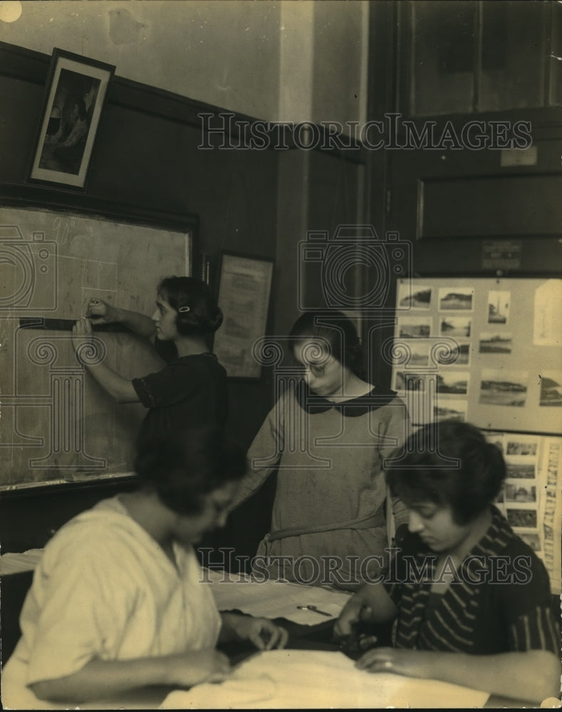 1923 Press Photo Advance Pupils in Arithmetic planning & cutting garments