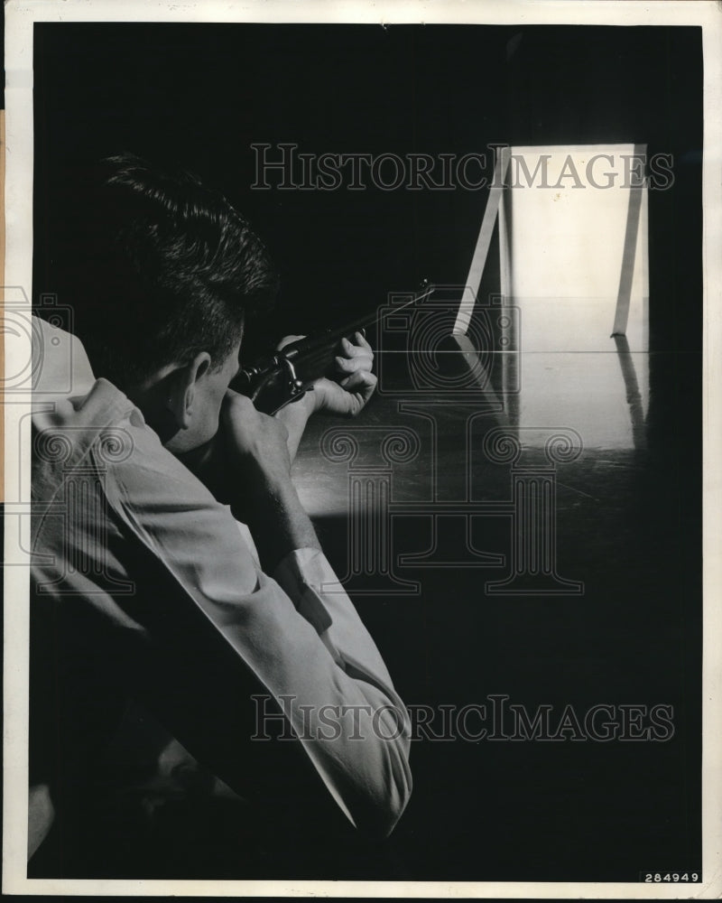 1943 Press Photo Westinghouse lab, rifle shot tests reveal strains in the metal