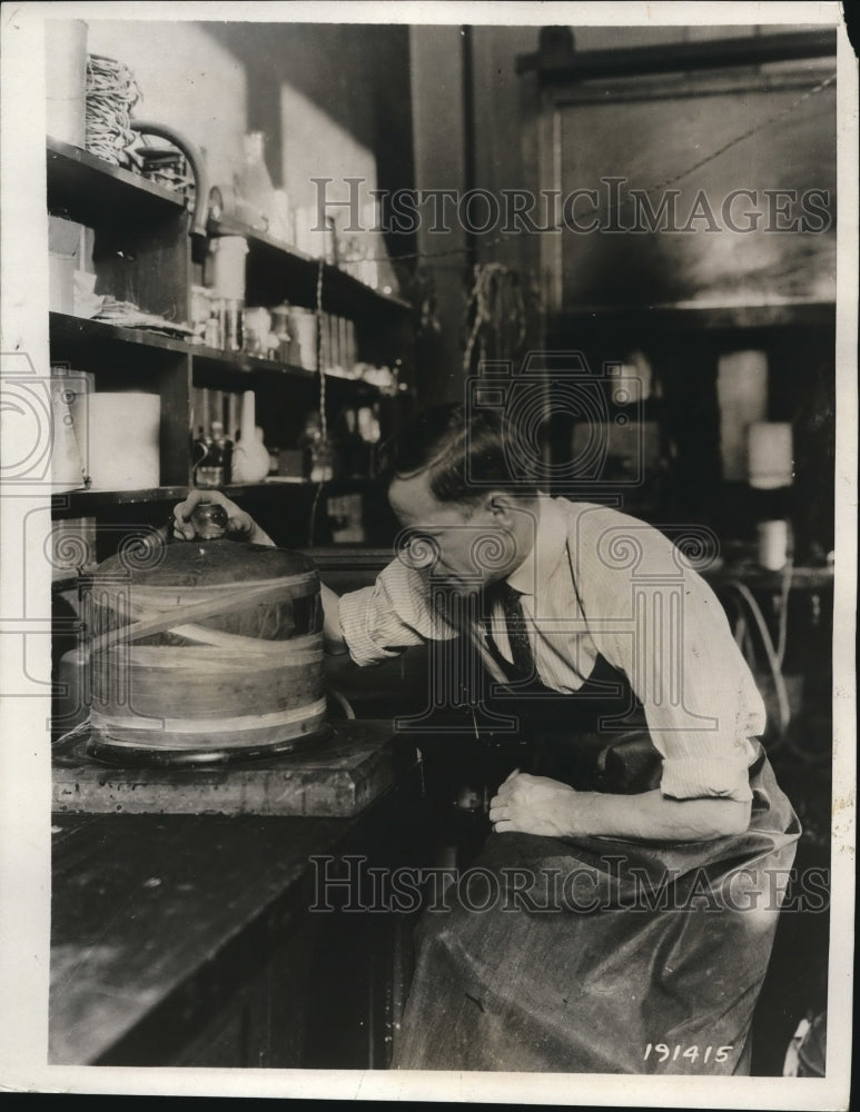 1931 Press Photo Westinghouse Electric & Mfg Co P McCulloch research labs
